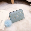 Cartera corta azul claro con bordado floral y colgante de bola de pelo para mujer elegante - Azul