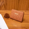 Elegante portafoglio da donna ricamato color cuoio con ciondolo a pompon di pelliccia - Marrone
