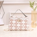 Witte mini handtas met goudkleurig ruitpatroon en klaverprint met metalen ketting - Wit