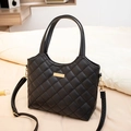 Minimalistische schwarze gesteppte Eimertasche aus Kunstleder mit Goldplakette - Schwarz