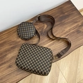 Dunkelbraune Umhängetasche mit Mini-Geldbörse und retro-geometrischem Muster - Kaffeebraun