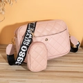 Sac bandoulière rose matelassé avec sangle large lettrée et porte-monnaie assorti - Losanges Rose