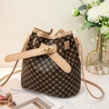 Dunkelbraune Beuteltasche mit Vintage-Kleemuster und goldenem Drehverschluss im Design - Kaffeebraun