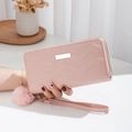 Lange rosa Damen-Geldbörse mit Wellensteppung, flauschigem Bommel und goldenem Logo - Rosa