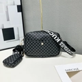 Sac bandoulière noir matelassé avec porte-monnaie et large sangle à lettres - Pois Noirs