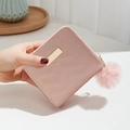 Petit portefeuille rose texturé pour femmes avec barre dorée et pompon en fourrure douce - Rose