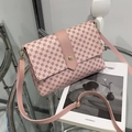 Bolso bandolera rosa con lunares vintage, cierre dorado y diseño de solapa clásica - Rosa
