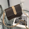 Bolso bandolera vintage con estampado floral marrón oscuro y correas decorativas beige - Café