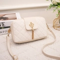 Bolso bandolera acolchado crema con borla de corona y detalles dorados - Blanco