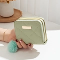 Mini borsa trapuntata verde chiaro con doppia cerniera e ciondolo a pompon morbido - Verde