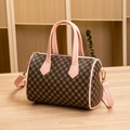 Sac Boston marron avec imprimés floraux dorés et bandoulière en cuir rose clair - Rose