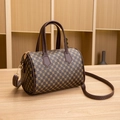 Sac à main Boston marron avec imprimé géométrique jaune et détails dorés, style élégant - café