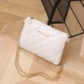 Elegante weiße Stepptasche mit goldener Kette und schickem Metallic-Logo für Damen - Weiß