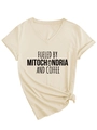 Dettaglio della t-shirt beige con scollo a V e stampa grafica Mitochondria and Coffee - S / Sabbia
