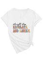 Dettaglio di una t-shirt bianca con scollo a V, stampa retrò colorata e nodo decorativo - S / Bianco (Stampa Nera)