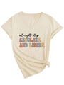 Dettaglio della t-shirt beige con scollo a V, scritta rétro e orlo annodato - S / Sabbia (Stampa Nera)
