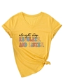 Dettaglio della t-shirt gialla con scollo a V, stampa grafica e nodo frontale alla moda - S / Giallo (Stampa Nera)