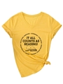 Detail eines gelben V-Ausschnitt-T-Shirts mit Lesemotiv-Druck und geknotetem Saum - S / Gelb
