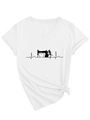Dettaglio di t-shirt bianca con scollo a V, stampa macchina da cucire e nodo sull'orlo - S / Bianco (Grafica Nera)