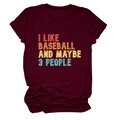 Détail des coutures sur un t-shirt bordeaux à col rond avec texte baseball rétro - S / Bordeaux