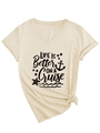 Dettaglio della t-shirt crema con scollo a V, stampa a tema crociera e nodo in vita - S / Sabbia (Carattere Nero)