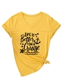 T-shirt gialla con scollo a V, stampa 'Life is better on a cruise' e nodo laterale - S / Giallo (Carattere Nero)