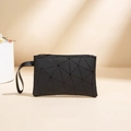 Bolso de mano negro geométrico con textura de azulejos y cremallera dorada - Negro