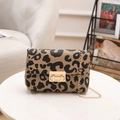 Borsa a tracolla leopardata con catena dorata e chiusura a scatto in metallo - Cachi