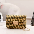 Borsa a tracolla chic gialla pied-de-poule con catena dorata e chiusura metallica - Giallo