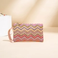 Bolso de mano bohemio tejido arcoíris con diseño de zig-zag y correa de mano rosa - Rayas Multicolores
