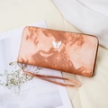 Cartera de mujer con diseño de mármol marrón y rosa, adorno de mariposa y correa de muñeca - Marrón
