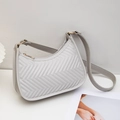 Hellgraue gesteppte Schultertasche mit V-Muster und eleganter Halbmondform aus PU-Leder - Grau