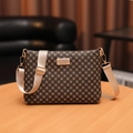 Bolso bandolera marrón oscuro con diseño floral vintage y correa tejida ancha ajustable - Patrón de Monograma / Café