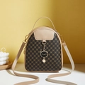 Bolso bandolera marrón con estampado de monograma, bordes beige y colgante de gato - Caqui