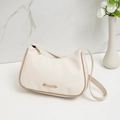 Borsa sottobraccio bianco crema in pelle grana litchi con logo oro su sfondo marmo - Bianco