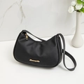 Borsa hobo nera in pelle martellata con logo dorato e tracolla in tinta coordinata - Nero
