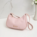 Borsa sottobraccio rosa in pelle grana litchi con dettagli dorati su fondo marmo - Rosa