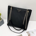 Bolso tote negro con textura tejida, diseño trenzado en V y correa de cadena dorada - Negro