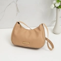 Borsa sottobraccio beige in pelle grana litchi con logo dorato e tracolla sottile - Cachi