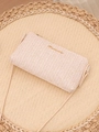 Dettaglio della trama a spina di pesce tessuta e logo dorato sulla borsa di paglia beige - Bianco