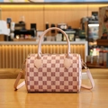 Borsa Boston cilindrica a scacchi rosa con stampe di lettere e dettagli dorati - Rosa