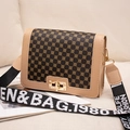 Sac bandoulière en cuir avec imprimé trèfle et large sangle en toile sur tissu doux - Café