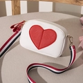 Sac bandoulière blanc en cuir litchi avec patch cœur rouge et sangle rayée chic - Blanc