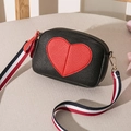 Mini sac bandoulière en cuir grainé noir avec cœur rouge et sangle tricolore - Noir