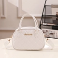 Elegante borsa a mano bianca trapuntata con dettagli dorati e tracolla rimovibile - Bianco