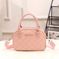 Borsa a mano trapuntata rosa con logo dorato e tracolla in tessuto per donna - Rosa