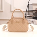 Borsa a conchiglia trapuntata beige con logo dorato e tracolla larga rimovibile - Cachi