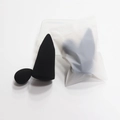 Detalle del set de esponjas de maquillaje negras con estuche y formas variadas - Bolso Negro De Corte Cónico Con Forma De Mini Lágrima (bolso Esmerilado)