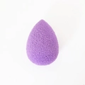 Detail eines lila Make-up-Schwamms in Tropfenform mit sichtbarer Porenstruktur - Lila Wassertropfen