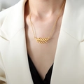 Lujoso collar con colgante de hoja de oro de 18k usado elegantemente por una modelo - Dorado Grande / 40+5cm